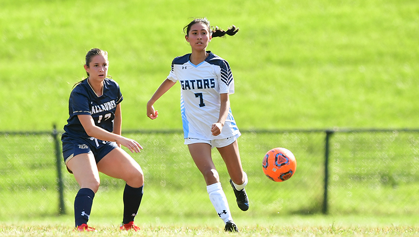 Cesia Diaz playing soccer