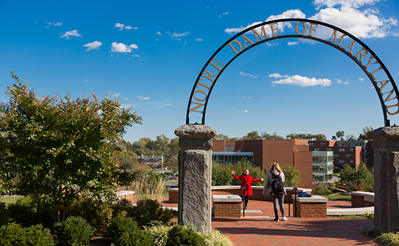 Students taking a picture under the arch