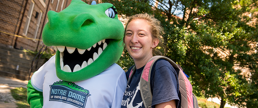 Gabby the Gator mascot with a student on Women's College Move-In Day