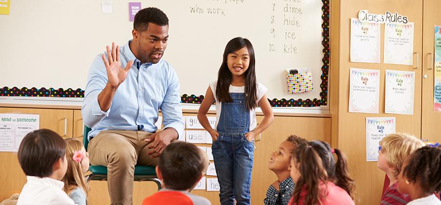 teacher holding up five fingers for students to count