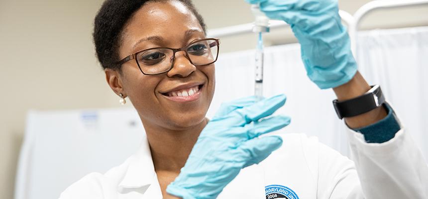 pharmacy student filling a needle